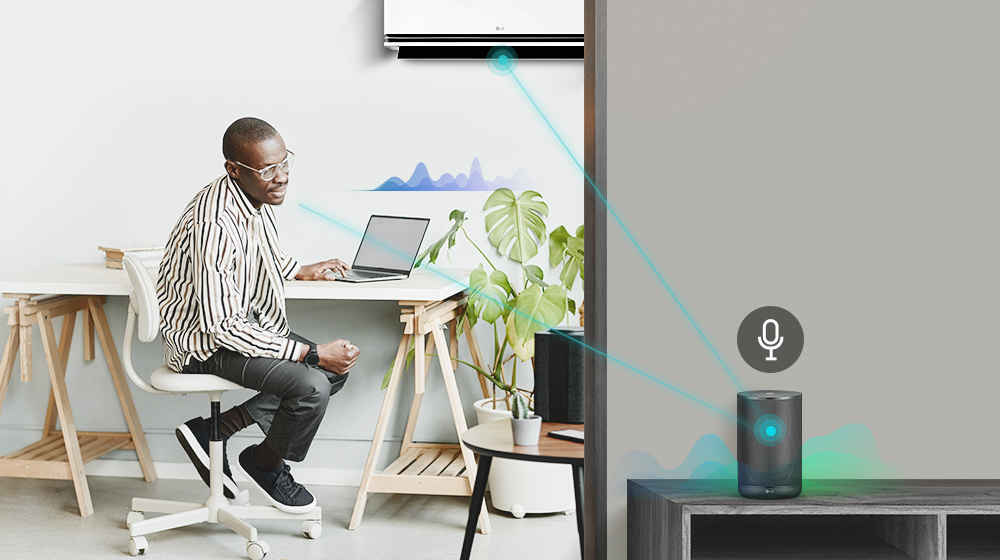 Мужчина говорит с динамиком ai и включает кондиционер.