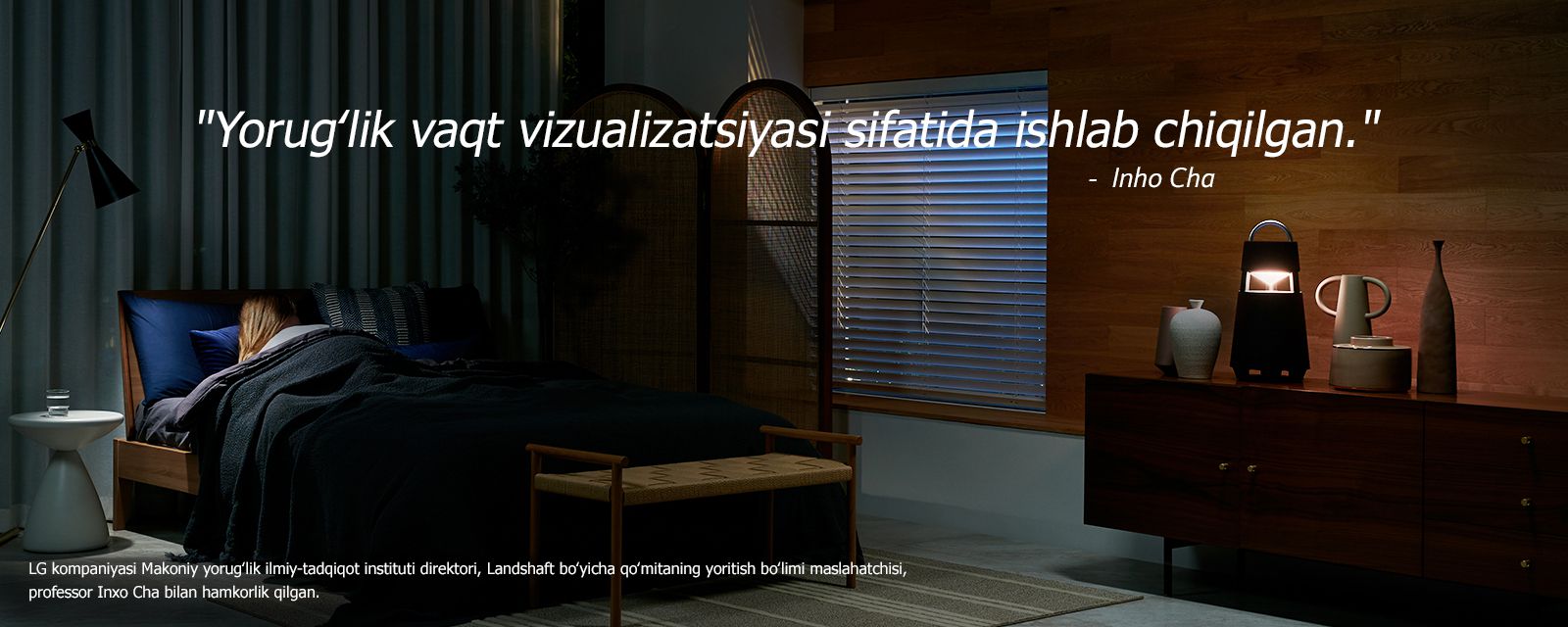 Qorongʻi xonadagi tokchada orqadan yoritilgan XBOOM 360 tasviri. Tasvirga “vaqtning vizualizatsiyasi sifatida ishlab chiqilgan yorugʻlik” yozuvi joylashtirilgan.