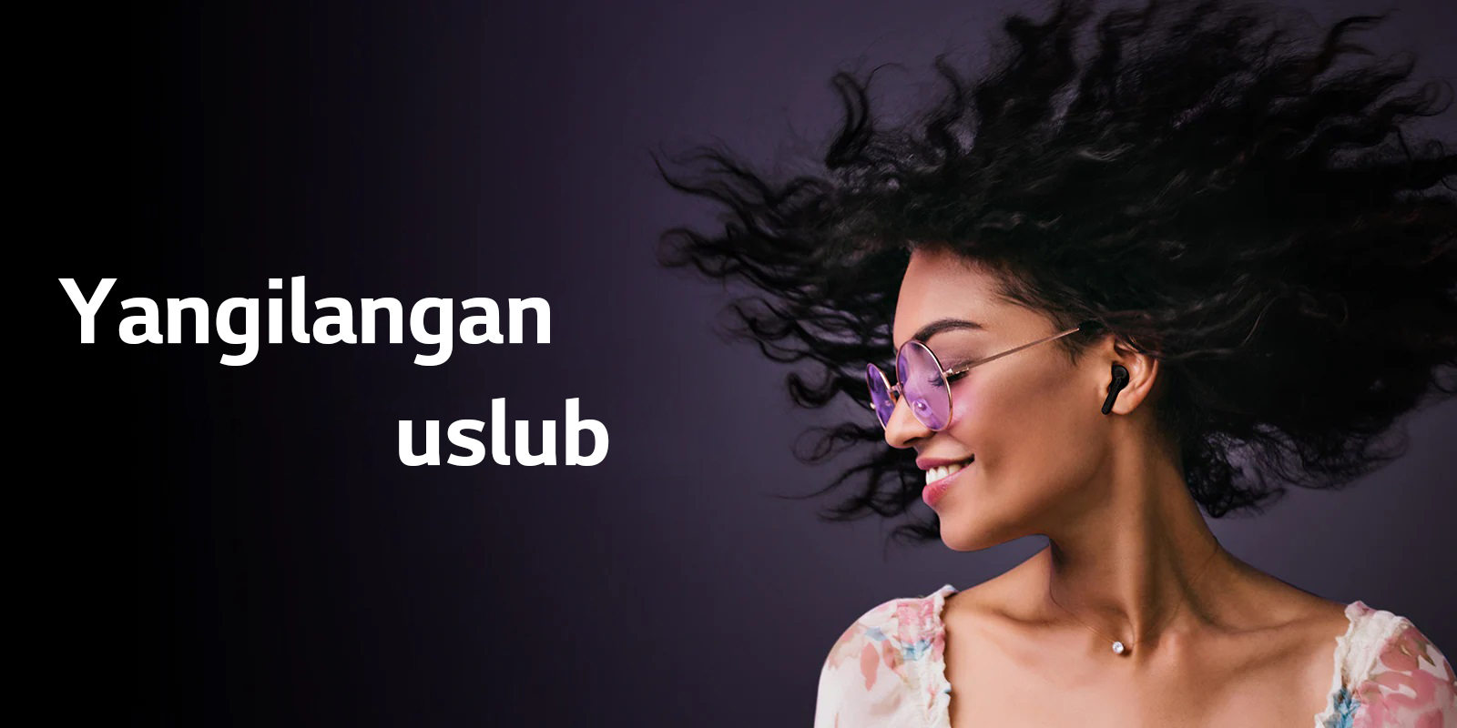 Ayol TONE Free yordamida musiqa tinglagan holda jilmaymoqda.