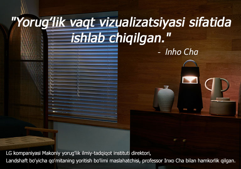 Qorongʻi xonadagi tokchada orqadan yoritilgan XBOOM 360 tasviri. Tasvirga “vaqtning vizualizatsiyasi sifatida ishlab chiqilgan yorugʻlik” yozuvi joylashtirilgan.