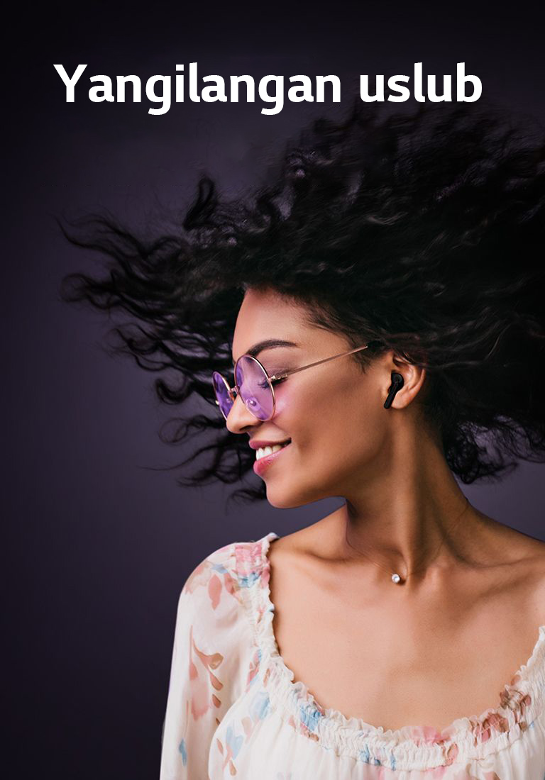 Ayol TONE Free yordamida musiqa tinglagan holda jilmaymoqda.