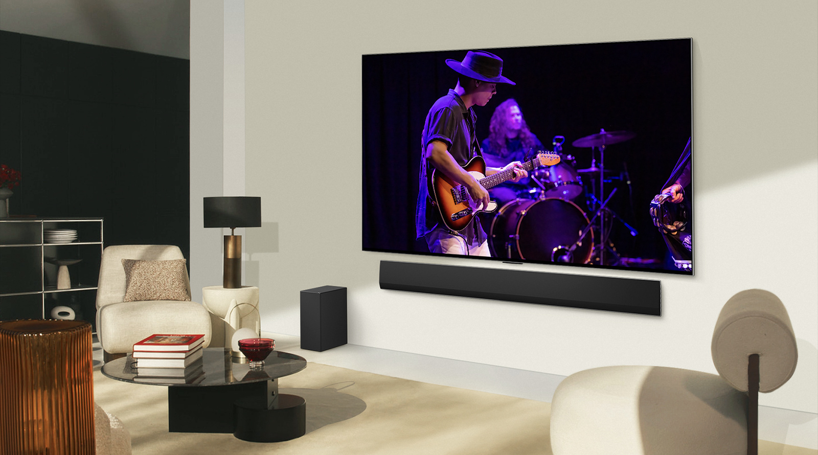LG Soundbar va LG TV zamonaviy yashash maydonida uyg‘unlashib, musiqiy ijroni namoyish etadi.