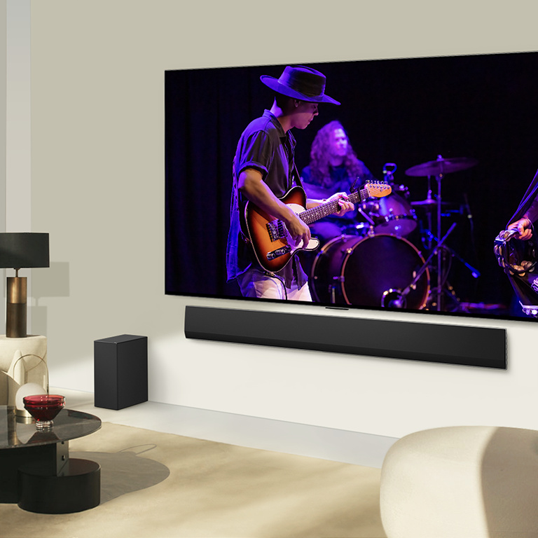 LG Soundbar va LG TV zamonaviy yashash maydonida uyg‘unlashib, musiqiy ijroni namoyish etadi.