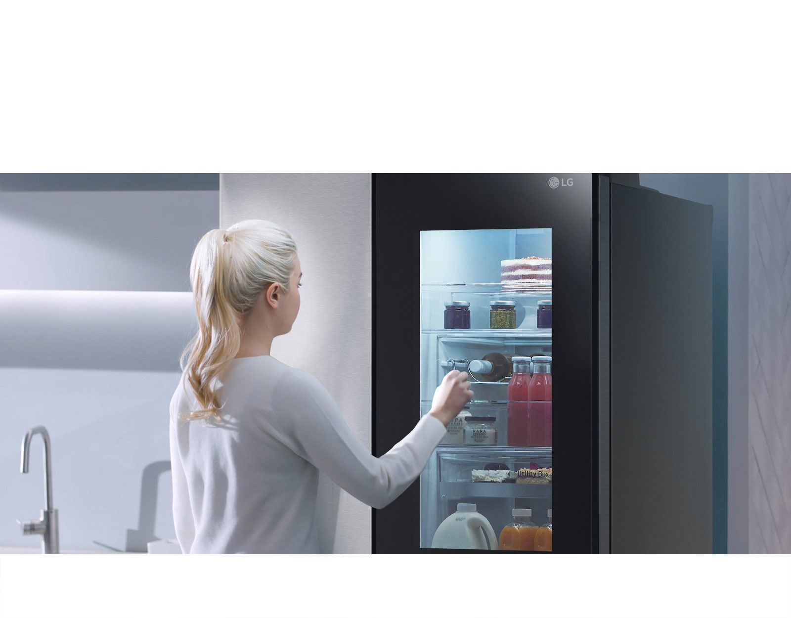 Videoda ayol InstaView muzlatkichi oldiga kelib, uni ikki marta taqillatganini ko‘rish mumkin. Ichkaridagi yorug'lik yonadi va muzlatkichning ichidagi narsalarni eshikni ochmasdan ko'rish mumkin.