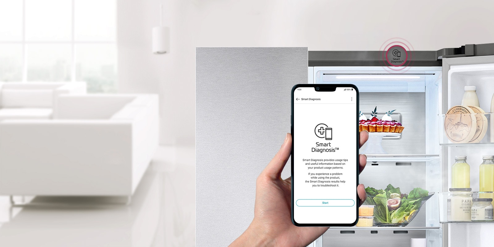 Telefon ushlab turgan qoʻl. Telefon ekranida Smart Diagnosis ilovasi koʻrsatilgan. Orqa fonda joylashgan sovitkichning yarmi ochiq va ichidagi narsalar koʻrinib turibdi. Sovitkich tepasida Smart Diagnosis belgisi koʻrsatilgan.