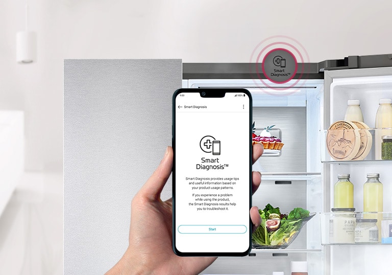 Telefon ushlab turgan qoʻl. Telefon ekranida Smart Diagnosis ilovasi koʻrsatilgan. Orqa fonda joylashgan sovitkichning yarmi ochiq va ichidagi narsalar koʻrinib turibdi. Sovitkich tepasida Smart Diagnosis belgisi koʻrsatilgan.