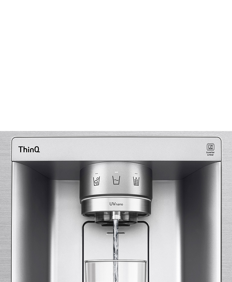 Video suv dispenserining yaqindan tasviri bilan boshlanadi. Sovitkichning tashqi qismi shaffof bo'lib, eshikning ichki qismini va dispenser nozulining mexanik qismlarini ko'rish imkonini beradi. Video kattalashtirilib, suv tomchilari UVnano nozulining bakteriyalarni kamaytiruvchi qismidan o‘tayotganini ko‘rsatadi. Tasvir kattalashtirilib, stakanga suv quyilganda muzlatgichning tashqi tomoni yana ko'rsatiladi.