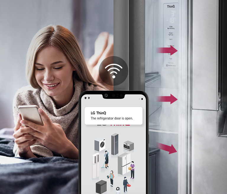 Birinchi rasmda ayol karavotda yotib telefon ekraniga qarab dam olmoqda. Ikkinchi rasmda muzlatkich eshigi ochiq qoldirilganligi ko'rsatilgan. Ikkita rasmning oldingi qismida telefon ekrani joylashgan bo‘lib, unda LG ThinQ ilovasi bildirishnomalari va telefon ustidagi Wi-Fi belgisi ko‘rsatilgan.