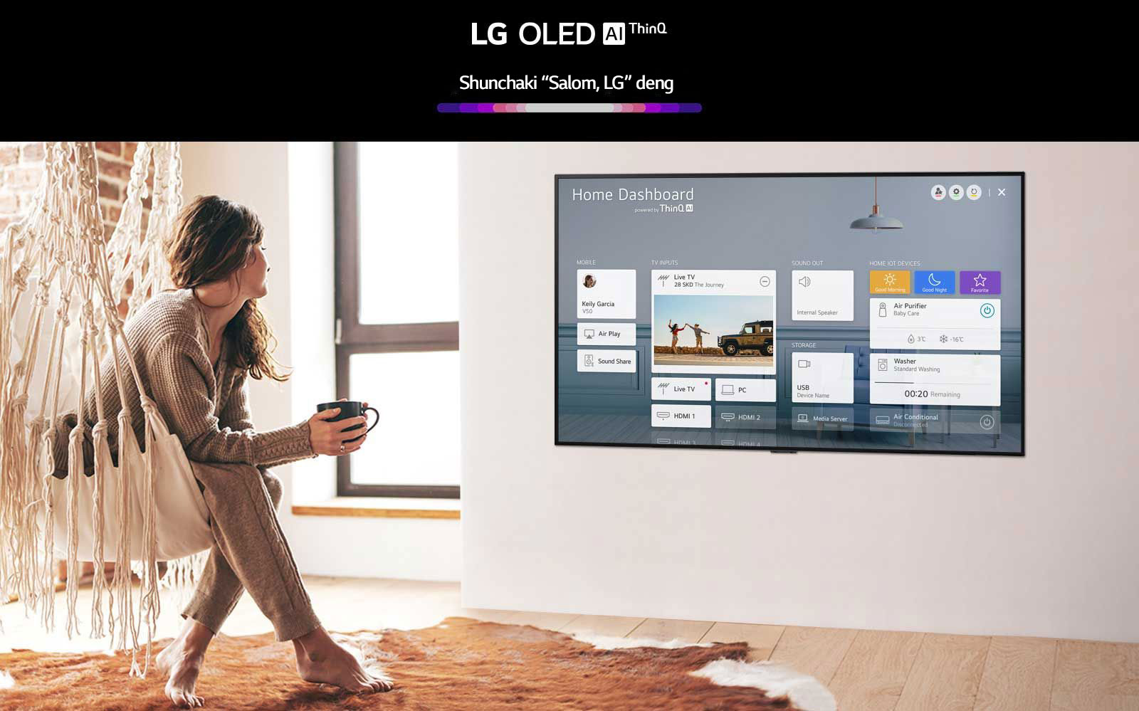 Ayol mehmonxonada maishiy texnikaning boshqaruv panelini koʻrsatayotgan televizor qarshisida kresloda oʻtiribdi.