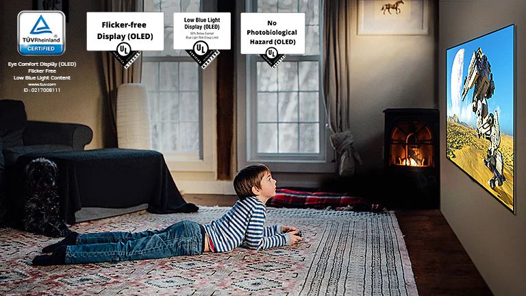 Bola polda yotgancha joystikni ushlab, televizor ekranida oʻyin oʻynayapti