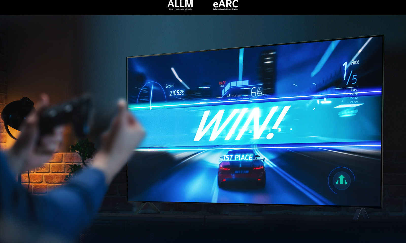 LG OLED A3 poyga oʻyinini oʻynash uchun kontrollerdan foydalanayotgan odamning tasviri.