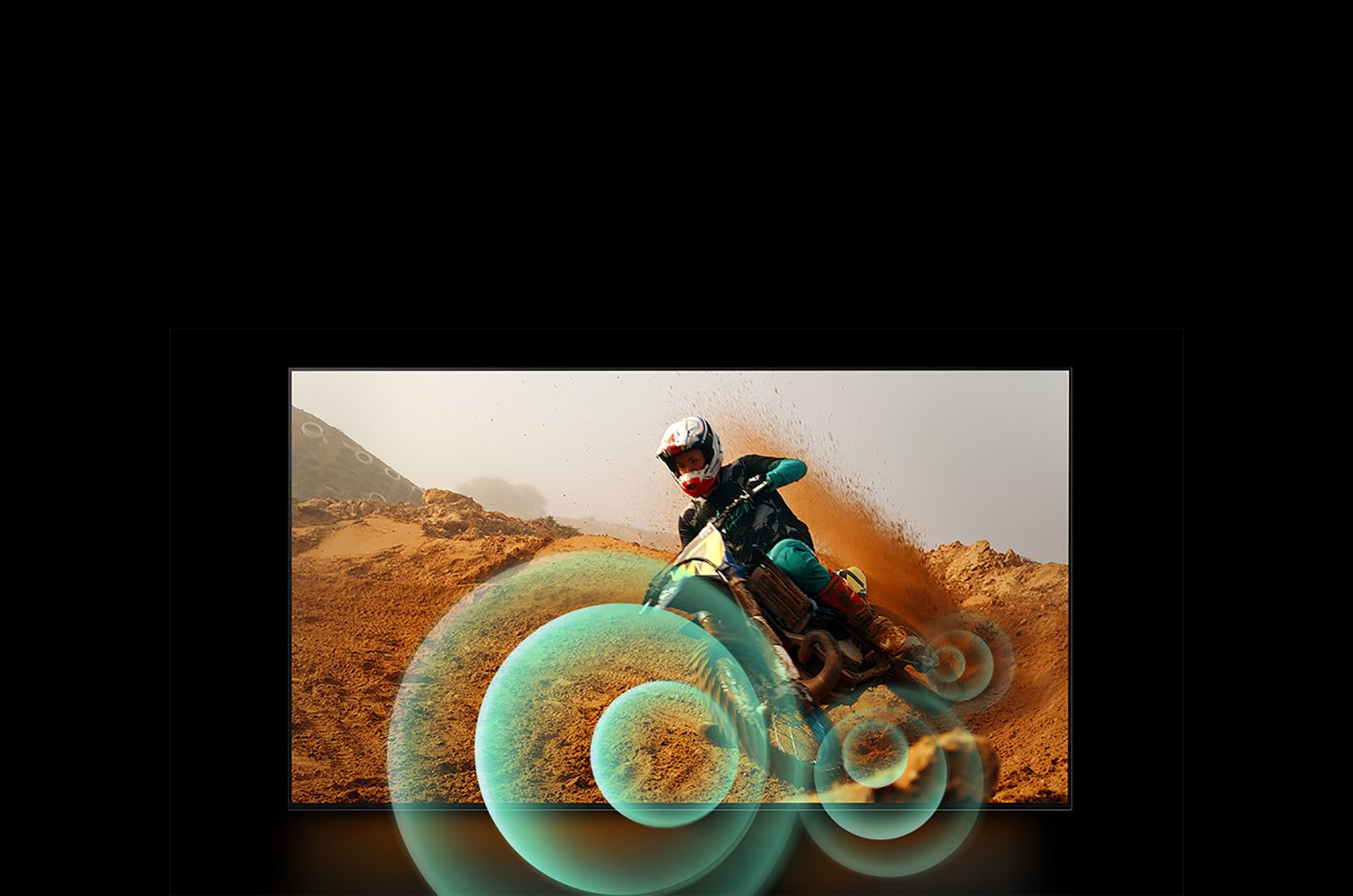 Mototsikl atrofida yorqin doira grafiklari bilan tuproqli yo‘lda mototsiklda ketayotgan erkak.