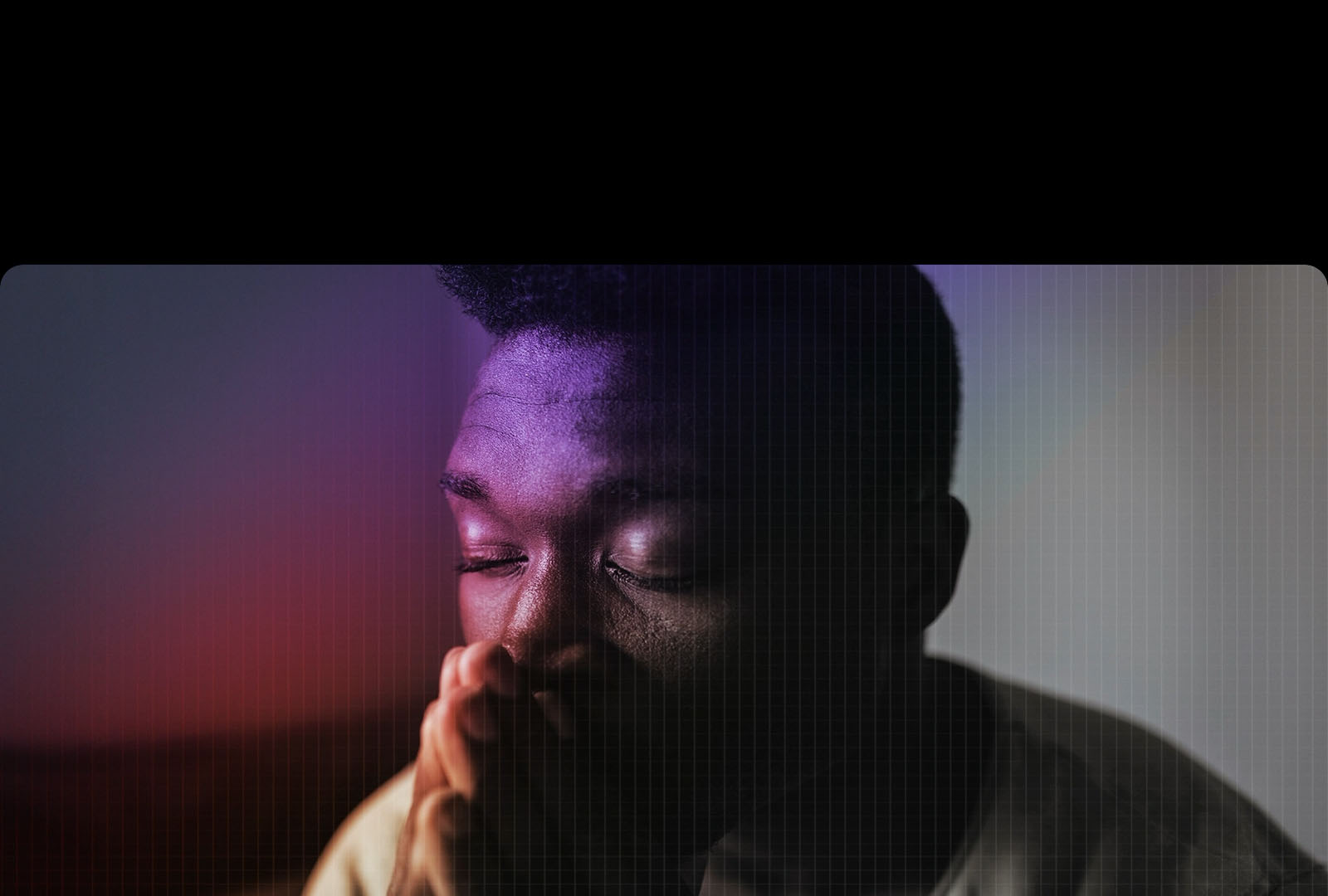 Ko'zlari yumilgan va qayg'uli ifodali bir odam.