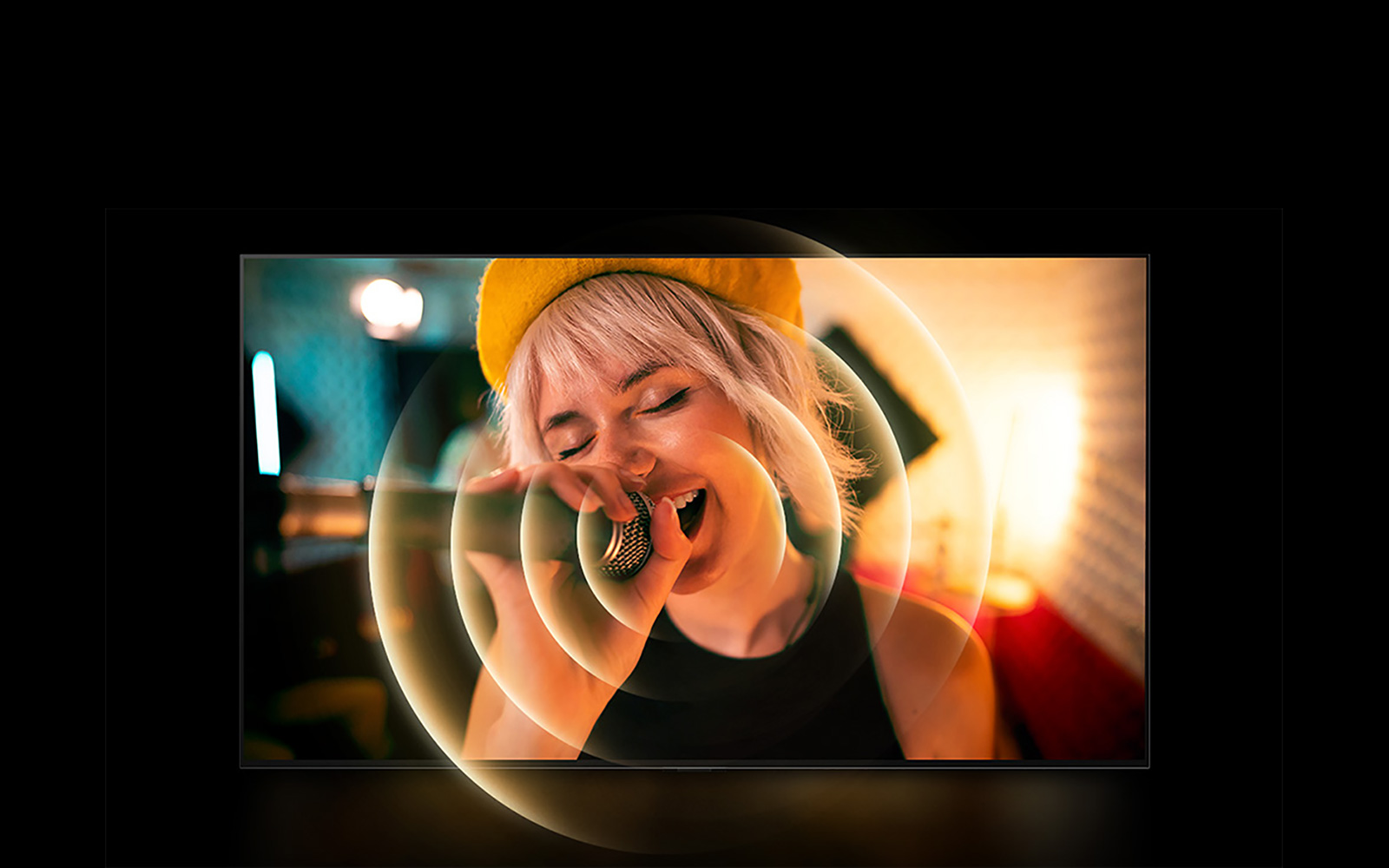 Ayol qo'lida mikrofon bilan qo'shiq aytyapti va ovoz manzarasini ko'rsatish uchun og'ziga to'q sariq doira chizilgan.