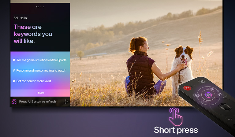 LG AI Magic Remote LG TV ekranining oldida. Ekranda LG AI xizmatidan foydalanuvchining qidiruv va tomosha tarixiga asoslangan shaxsiy kalit so‘zlar bilan moslashtirilgan tabriknomasi mavjud. Masofadan boshqarish pultida AI tugmachasini bir marta bosish orqali AI Concierge funksiyasiga osongina kirish mumkinligini ko‘rsatuvchi belgi va yorliq mavjud.
