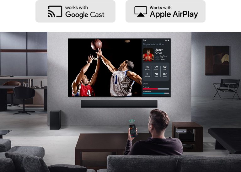 Yashash xonasida telefonini ushlab turgan odam. Telefonda telefon ekrani televizorda aks ettirilayotganligini ko‘rsatuvchi uzatish belgisi mavjud. Televizorda basketbol o‘yini yon tomonda o‘yinchi statistikasini ko‘rsatadigan aks ettirilgan ekran mavjud. 