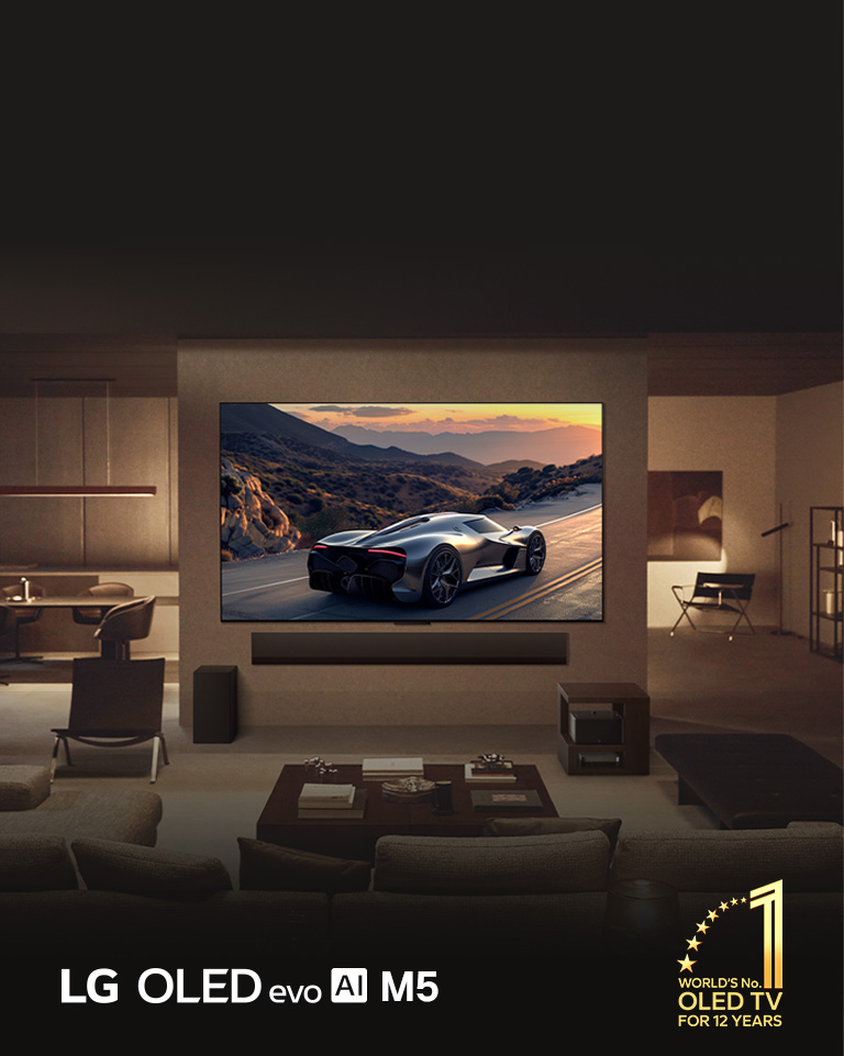Devorga o‘rnatilgan LG OLED evo M5 TV bilan jihozlangan zamonaviy yashash xonasi. LG Soundbar uning ostida. Zero Connect Box qutisi yon stol tagida joylashgan. Televizorning True Wireles texnologiyasini namoyish qilgan holda simlar umuman ko‘rinmaydi. 12 yillik dunyoning birinchi raqamli OLED TV emblemasi va LG OLED evo AI logotipi ko‘rinib turibdi.
