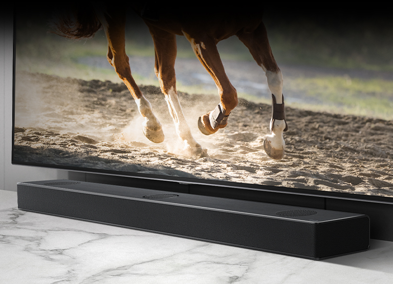 Mukammal hamroh mos televizor va saundbarning yaqindan koʻrinishi orqali koʻrsatilgan.