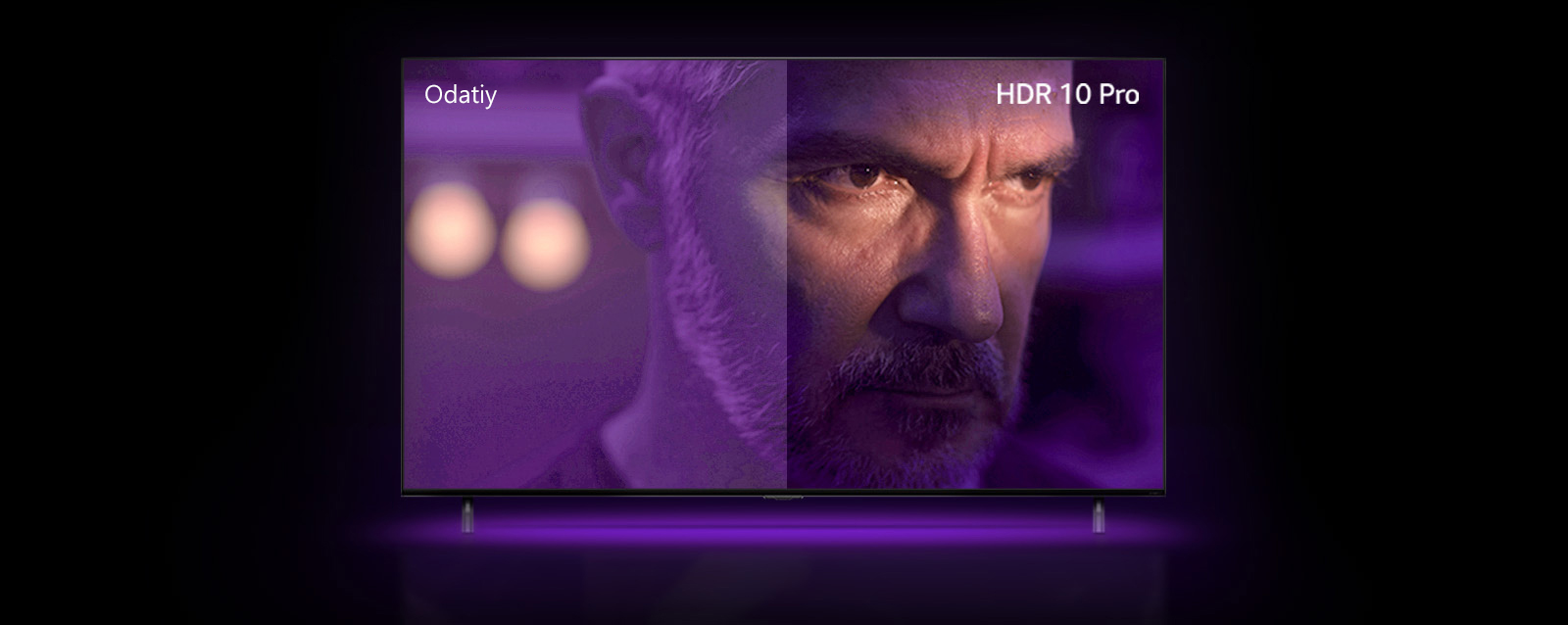 Jahllangan qiyofali erkak tashqariga qarab turibdi. Rasm ikki qismga boʻlingan. Rasmning chap qismi xira va undagi ranglar yorqin emasga, oʻng tomonida esa ranglar yorqin va koʻproqqa oʻxshaydi. Yuqori chap burchakka “odatiy”, yuqori oʻng burchakka esa “HDR 10 PRO” deb yozilgan. 