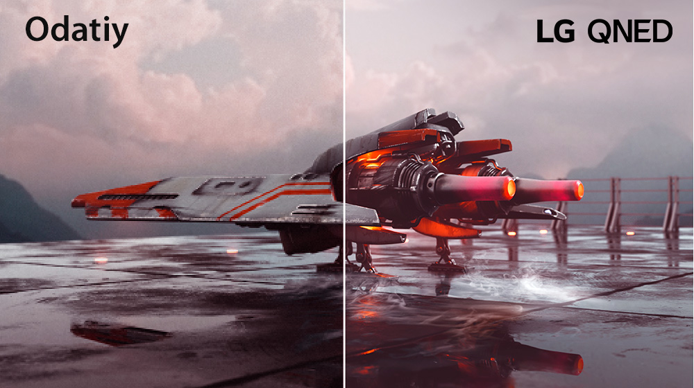 Ikki qismga boʻlingan qizil qiruvchi samolyot rasmi – rasmning chap yarmida ranglar kamroq va tasvir biroz qoraroq, oʻng yarmi esa yorqinroq va rangdorroq koʻrinadi. Rasmning yuqori chap burchagiga Odatiy deb yozilgan, yuqori oʻng burchagida LG QNED logotipi koʻrsatilgan.