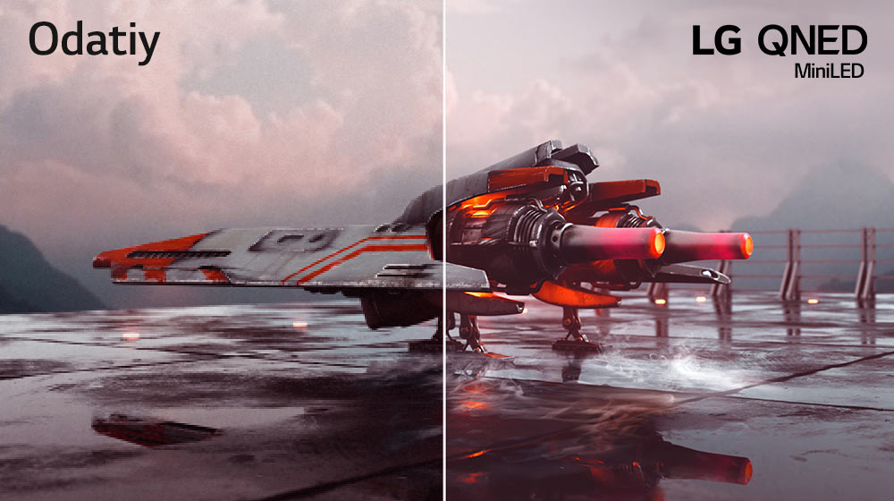 Ikki qismga boʻlingan qizil qiruvchi samolyot rasmi – rasmning chap yarmida ranglar kamroq va tasvir biroz qoraroq, oʻng yarmi esa yorqinroq va rangdorroq koʻrinadi. Rasmning yuqori chap burchagiga Odatiy deb yozilgan, yuqori oʻng burchagida LG QNED logotipi koʻrsatilgan.