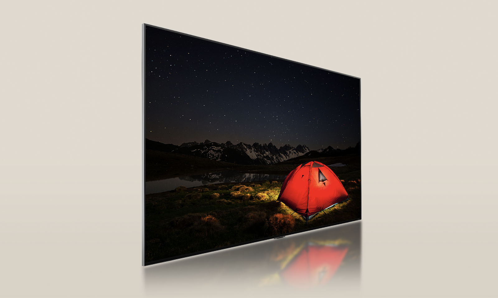 Yorqin qizil chodir bilan qorong‘u tunni aks ettiruvchi xira ekranli LG televizori. Ko‘k orqa chiroqli panel televizorning orqasidan bo‘linadi. Qoraytiriluvchi kichkina bloklar panel bo‘ylab tarqaladi. Keyin panel va televizor ekranni yanada yorqinroq va tiniqroq qilish uchun birlashtiriladi.