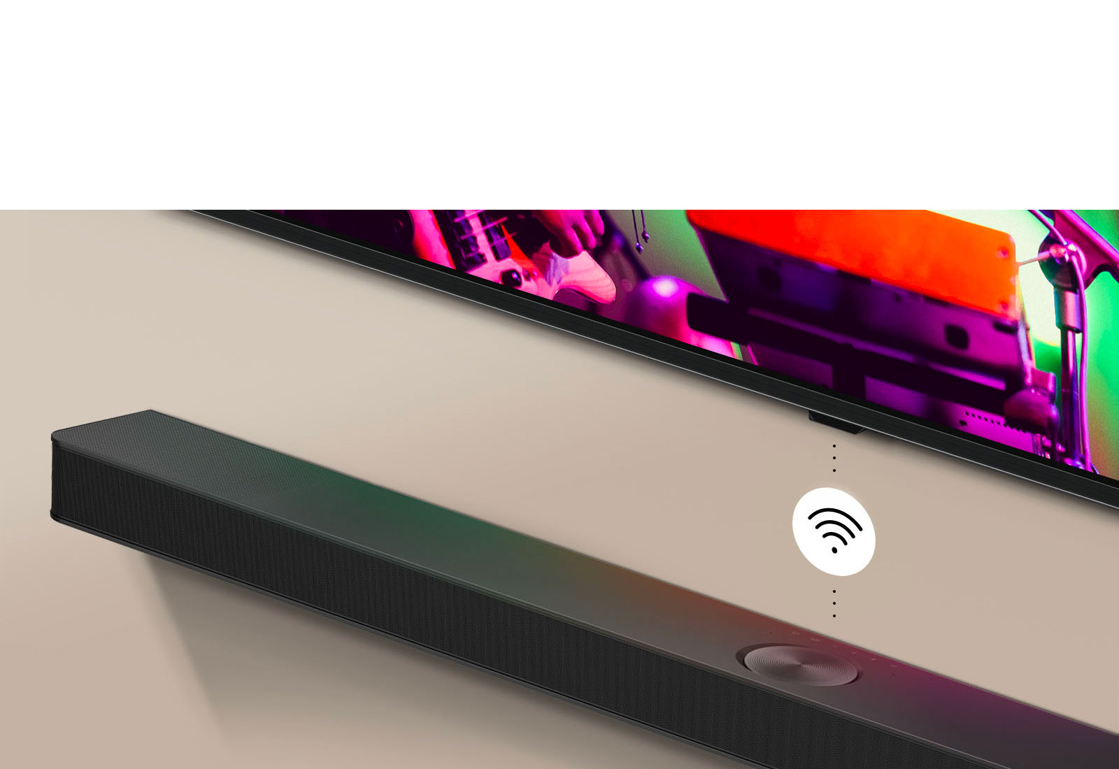 LG televizori va devorga o‘rnatilgan LG tovush paneli o‘rtada oq Wi-Fi belgisi grafikasi bilan.