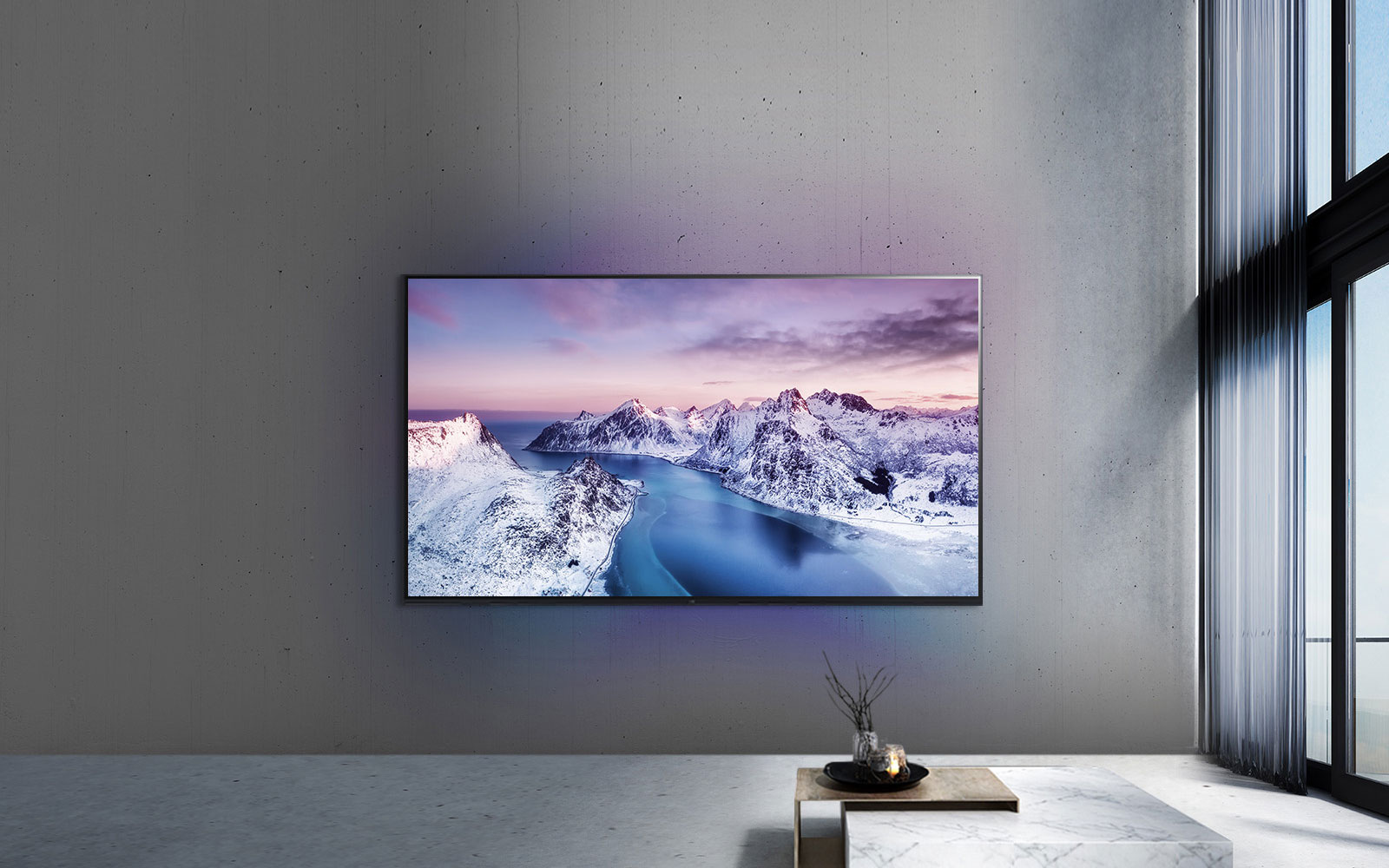 Zen uslubidagi stol orqasidagi devorga oʻrnatilgan UHD televizor mahkamlagichi.