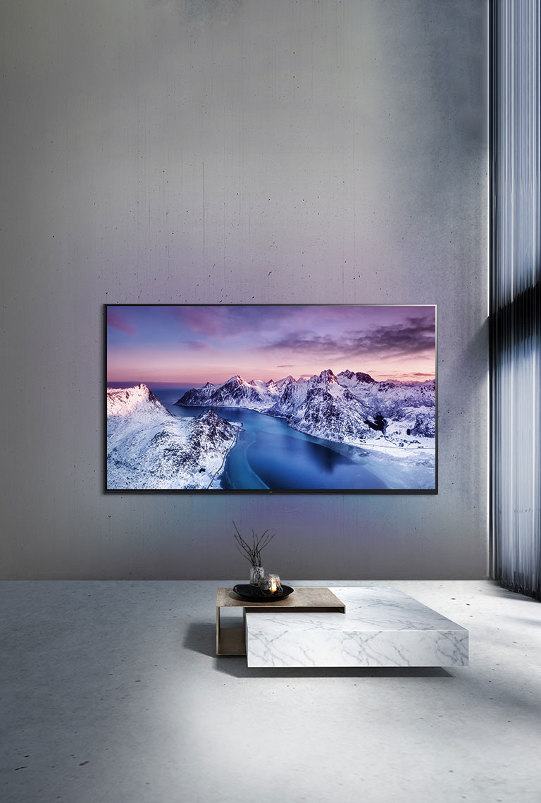 Zen uslubidagi stol orqasidagi devorga oʻrnatilgan UHD televizor mahkamlagichi.