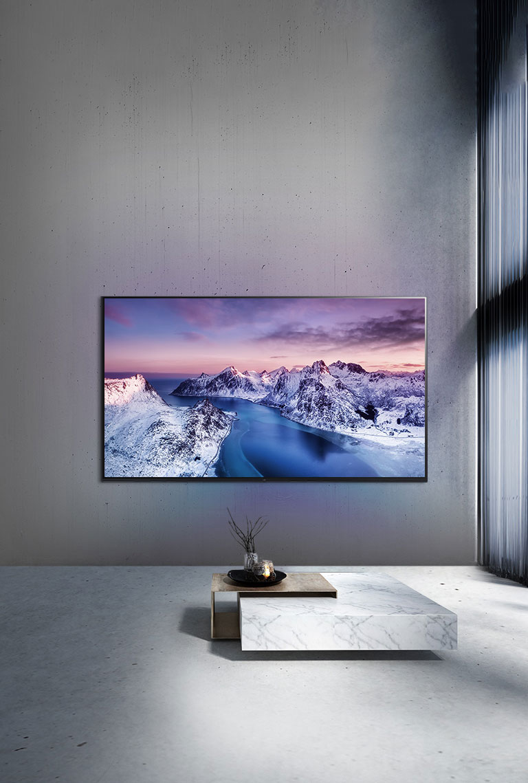 Zen uslubidagi stol orqasidagi devorga oʻrnatilgan UHD televizor mahkamlagichi.