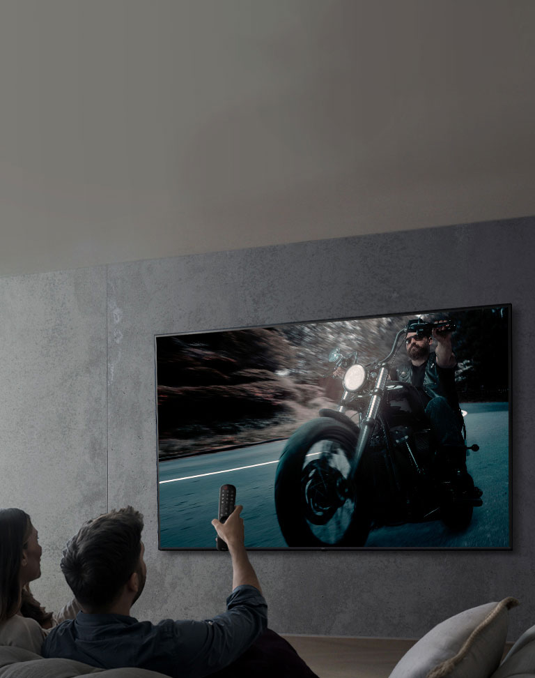 Er-xotin LG UHD televizorida koʻrsatuv tomosha qilayotgani tasvirlangan surat.