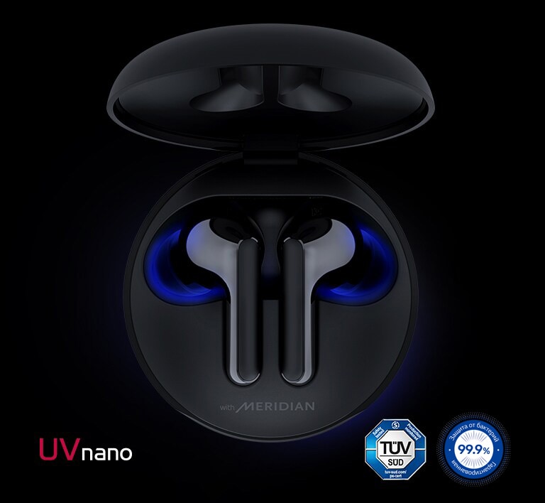 Ichida quloqchinlari bilan ochiq turgan va moviy nur taratayotgan, UVnano funksiyasini qayd etayotgan quvvatlash keysi tasviri