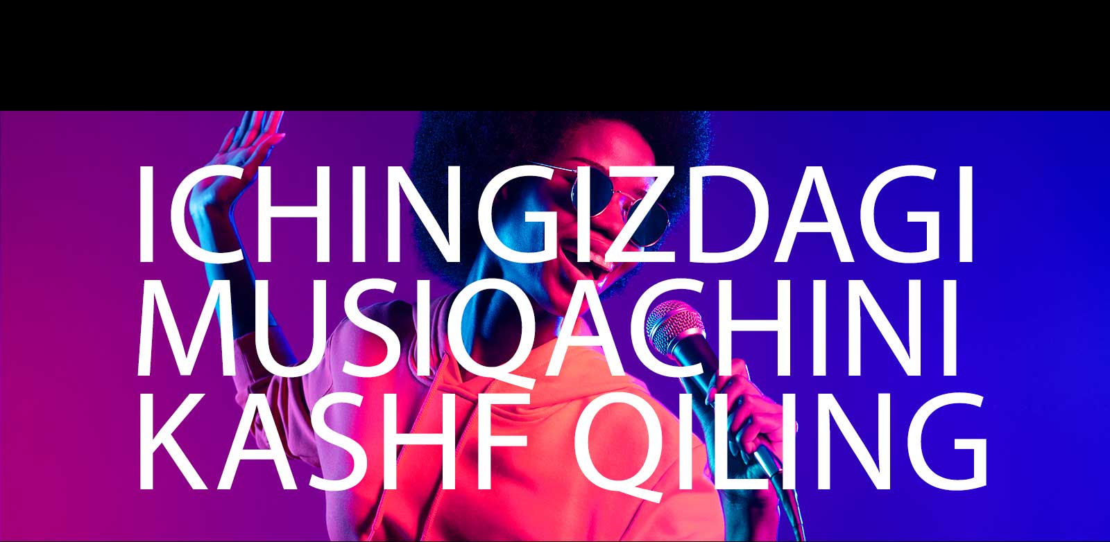 Ayol qo‘shiq kuylamoqda.