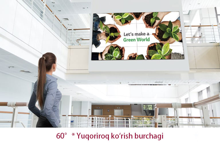 Ayol kishi tepaga oʻrnatilgan ekranga qaramoqda.