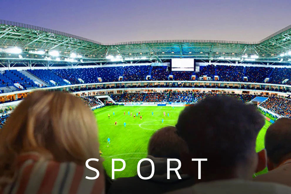 Odamlar televizor katta ekranida futbol oʻyinini tomosha qilyaptilar, stadion toʻliq namoyish qilinmoqda.