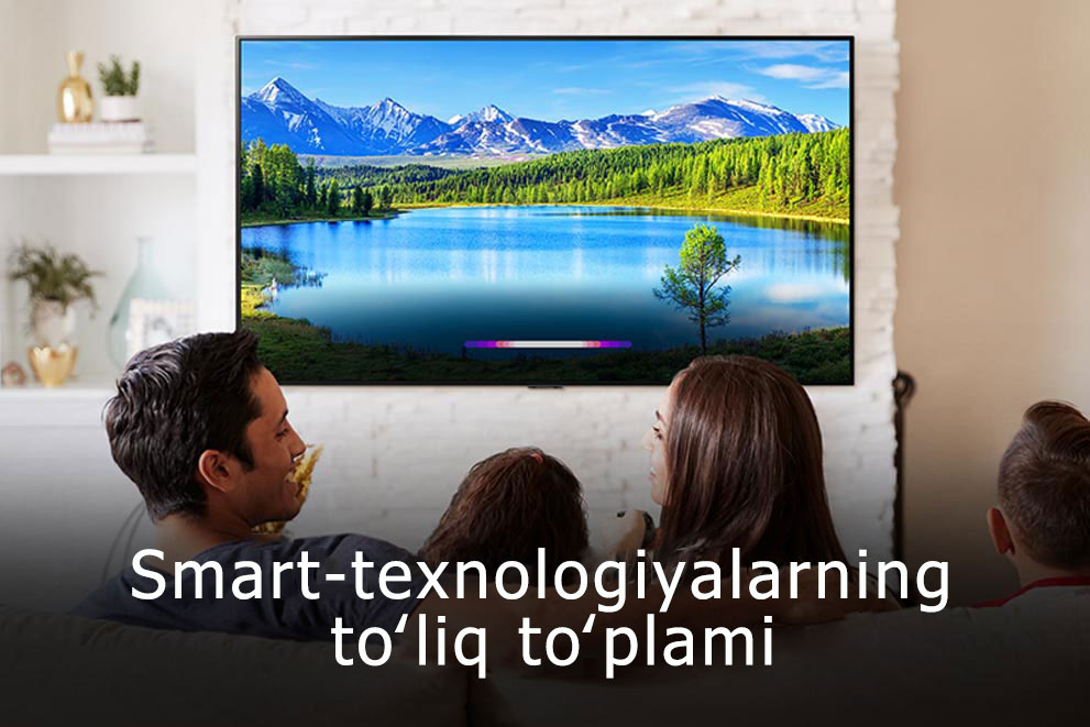 Yorugʻ mehmonxonada devorga osilgan televizorda manzarani tomosha qilib oʻtirgan oila