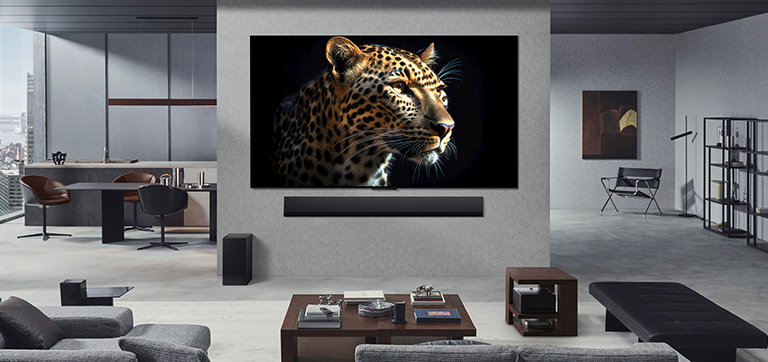 Devorga o‘rnatilgan LG OLED M5 va LG Soundbar yuqori darajadagi kvartiraning yashash xonasida. Zero Connect Box qutisi yon stol tagida yashirilgan. 