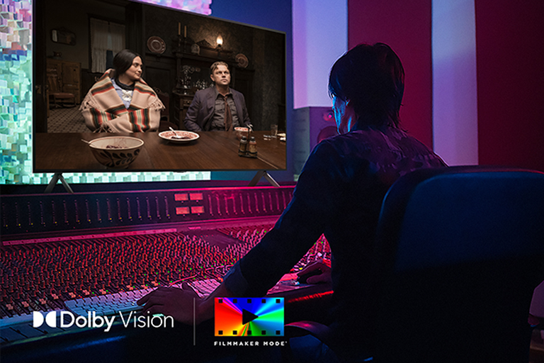 LG OLED TV “Gul oy qotillari” filmini montaj qilayotgan boshqaruv paneli oldidagi rejissyor. Pastki chapda Dolby Vision logotipi va FILMMAKER MODE logotipi.