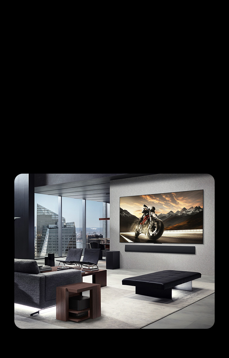 LG OLED M4 va LG Soundbar yuqori qavatdagi kvartiraning yashash xonasi devoriga o‘rnatilgan. Reja tartibsizliklardan xoli. Zero Coonect Box qutisini ko‘rish mumkin, u yon stol ostida divan bilan yashiringan.