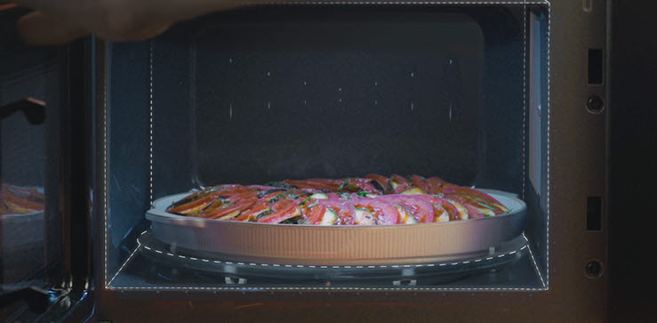 Unda LG Neochef™ ichiga qoʻyilgan katta lagan tasvirlangan.