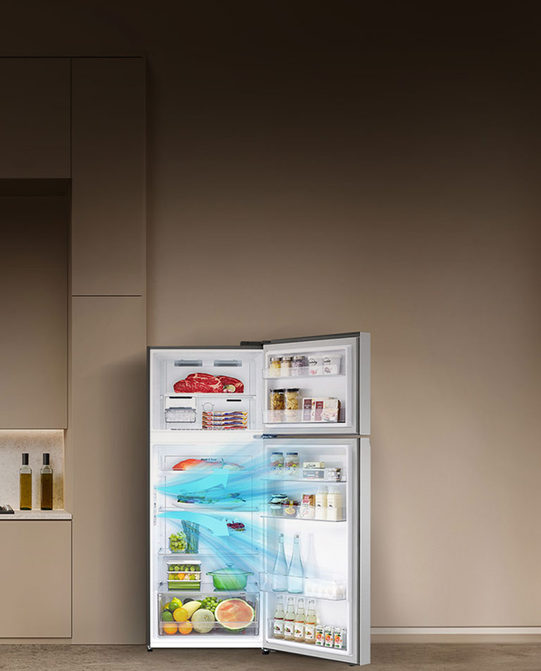 Современный интерьер кухни с большим открытым холодильником lg с верхней морозильной камерой, заполненным различными продуктами питания, с пояснением работы функции охлаждения дверцы.