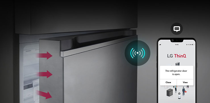 Дверца холодильника lg с верхней морозильной камерой слегка приоткрыта, а на экране смартфона отображается уведомление из приложения lg thinq. Изображение подчеркивает функцию интеллектуального оповещения холодильника, которая уведомляет пользователя, если дверь оставлена открытой.