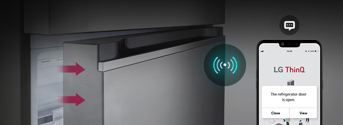 Дверца холодильника lg с верхней морозильной камерой слегка приоткрыта, а на экране смартфона отображается уведомление из приложения lg thinq. Изображение подчеркивает функцию интеллектуального оповещения холодильника, которая уведомляет пользователя, если дверь оставлена открытой.