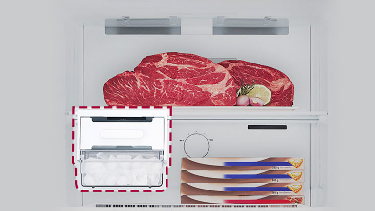 Холодильник Lg с верхним расположением морозильной камеры и функцией перемещения льдогенератора, демонстрирующей увеличенное пространство морозильной камеры. Съемный лоток для льда, обеспечивающий дополнительную емкость для хранения крупных предметов, таких как стейки, и организованное хранение продуктов.