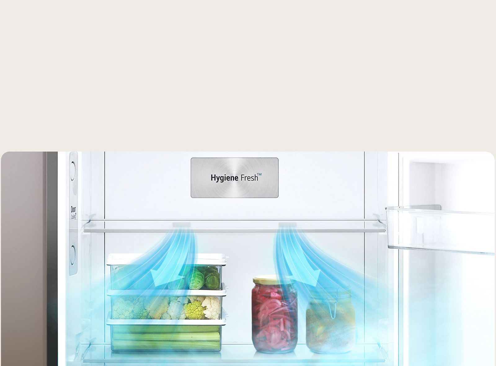 Вид крупным планом на холодильник lg с верхней морозильной камерой, в котором находится отделение с надписью hygiene fresh и два прозрачных контейнера для хранения зеленых овощей и красных фруктов или овощей. Это подчеркивает особенность холодильника сохранять свежесть содержимого.