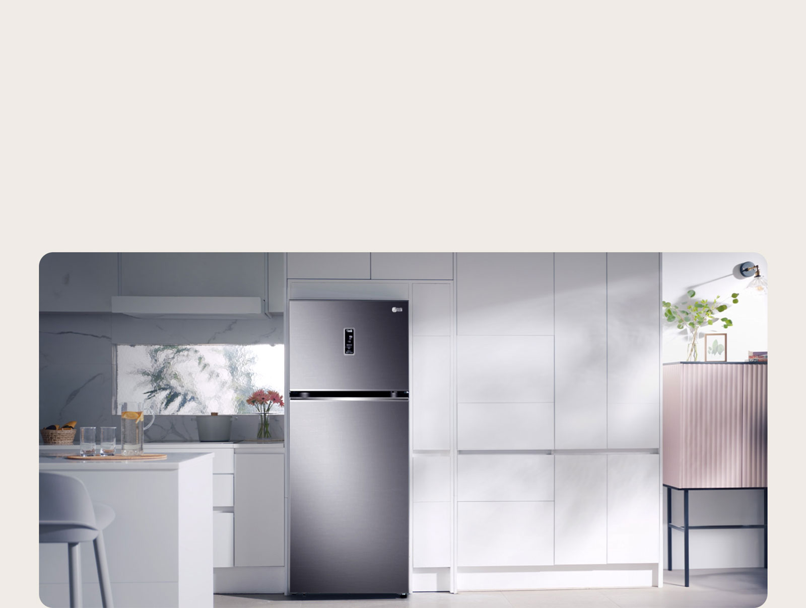 Современная кухня с «умным» холодильником lg с технологией «умный свежий воздух», которая оптимизирует охлаждение в зависимости от режима использования для повышения энергоэффективности даже в пиковые моменты.