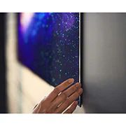LG Smart OLED GX | GX 65'' | 4K | ThinQ AI | a9 Gen4 , Galaktika tasvirlangan devor bilan yaxshi uygʻunlashgan LG Gallery Design televizorining yon tomondan yirik miqyosda koʻrinishi, OLED65GXRLA, thumbnail 14