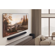 LG 65 dyumli LG OLED AI B5 4K Smart TV 2025, Ovozsiz tuproq tonlaridagi premium yashash xonasining keng ko‘rinishi. Devorda LG OLED AI B5 4K Smart televizori, uning ekranida san’at asari bor. Uning ostida LG Soundbar o‘rnatilgan. , OLED65B5RLA, thumbnail 13