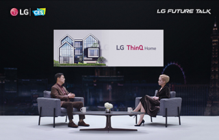 LG Electronics prezidenti va texnik direktori Doktor Pak CES vakilidan intervyu oldi. Orqada LG ThinQ Home banneri osigʻliq turibdi.