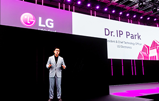 LG kompaniyasining prezidenti va texnik direktori doktor I.P. Park IFA 2020 da LG Electronics ning “Uyda Hayot Yaxshi” koʻzlovini gologramma koʻrinishida namoyish qilmoqda.